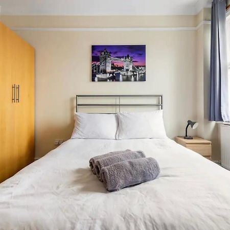 Lovely 3-Bed 20 Minutes To Central London Kültér fotó